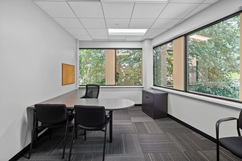 10 Burlington Mall Road, Suite 301 Office Images