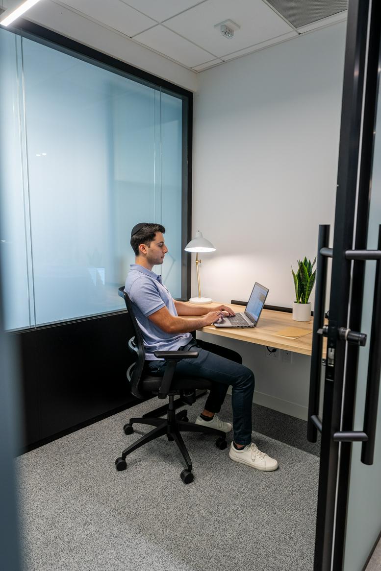 915 Wilshire Boulevard Office Images