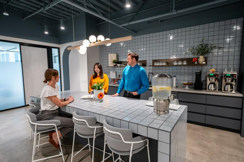 This is a photo of the office space available to rent on 915 Wilshire Boulevard