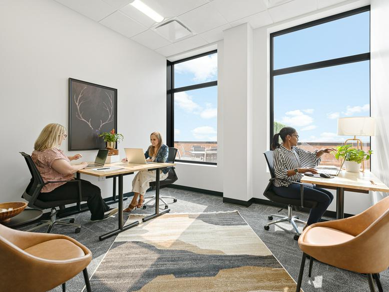 3838 N Ravenswood Ave Office Images
