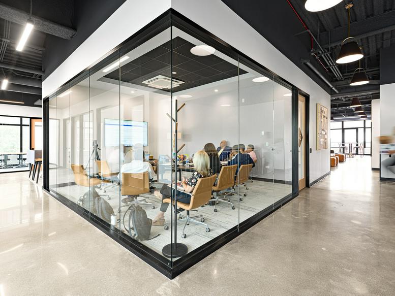 3838 N Ravenswood Ave Office Images