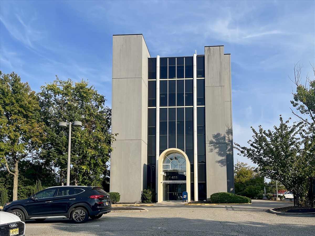 411 State Route 17, Suite 500 Office Images