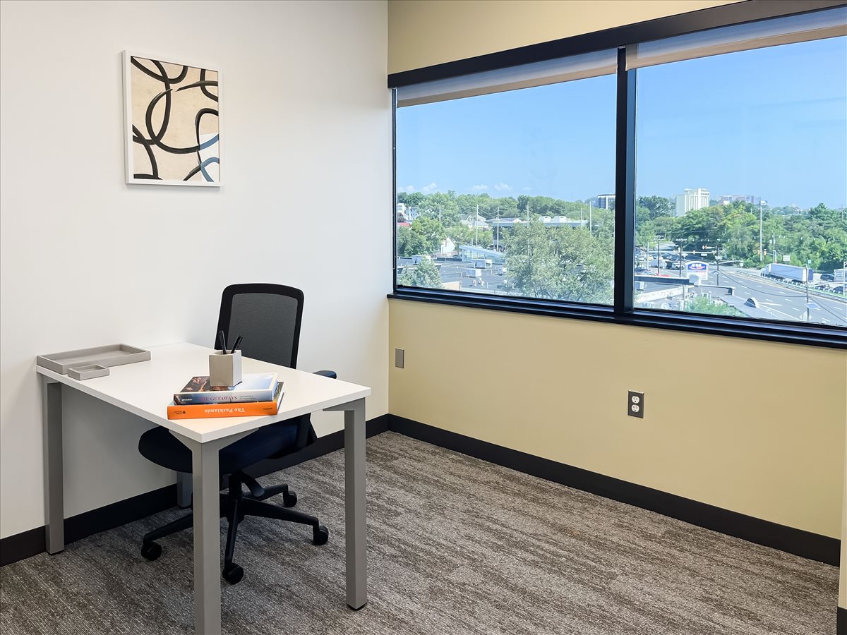 411 State Route 17, Suite 500 Office Images
