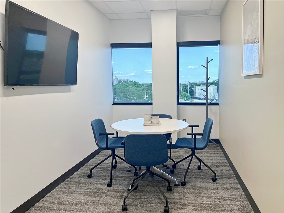 411 State Route 17, Suite 500 Office Images