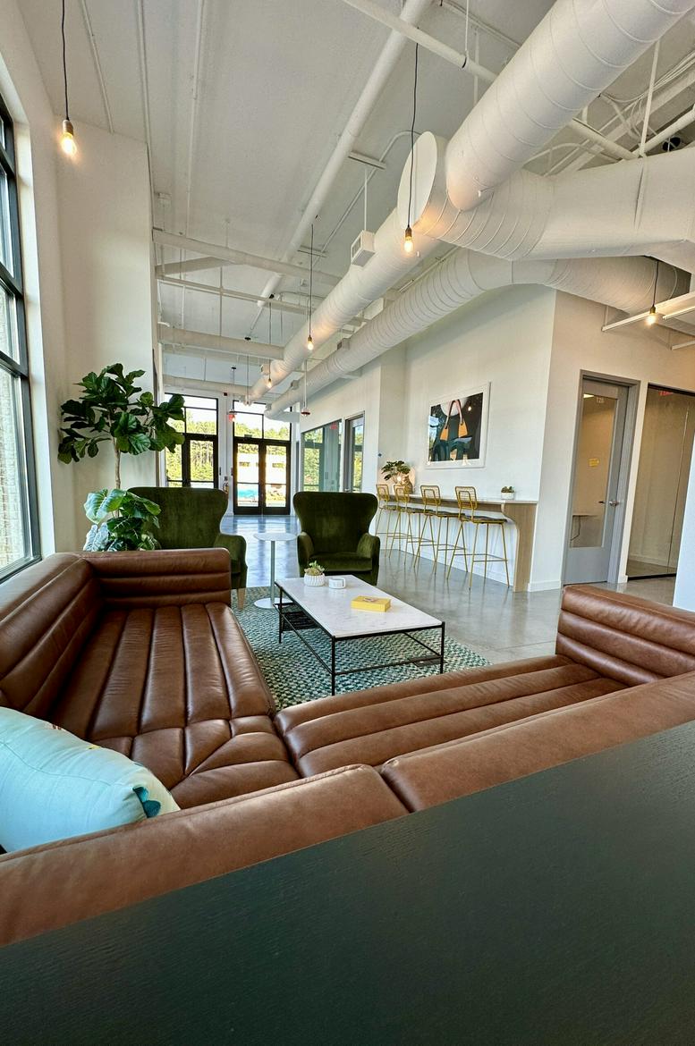 2100 Westshore Drive Office Images