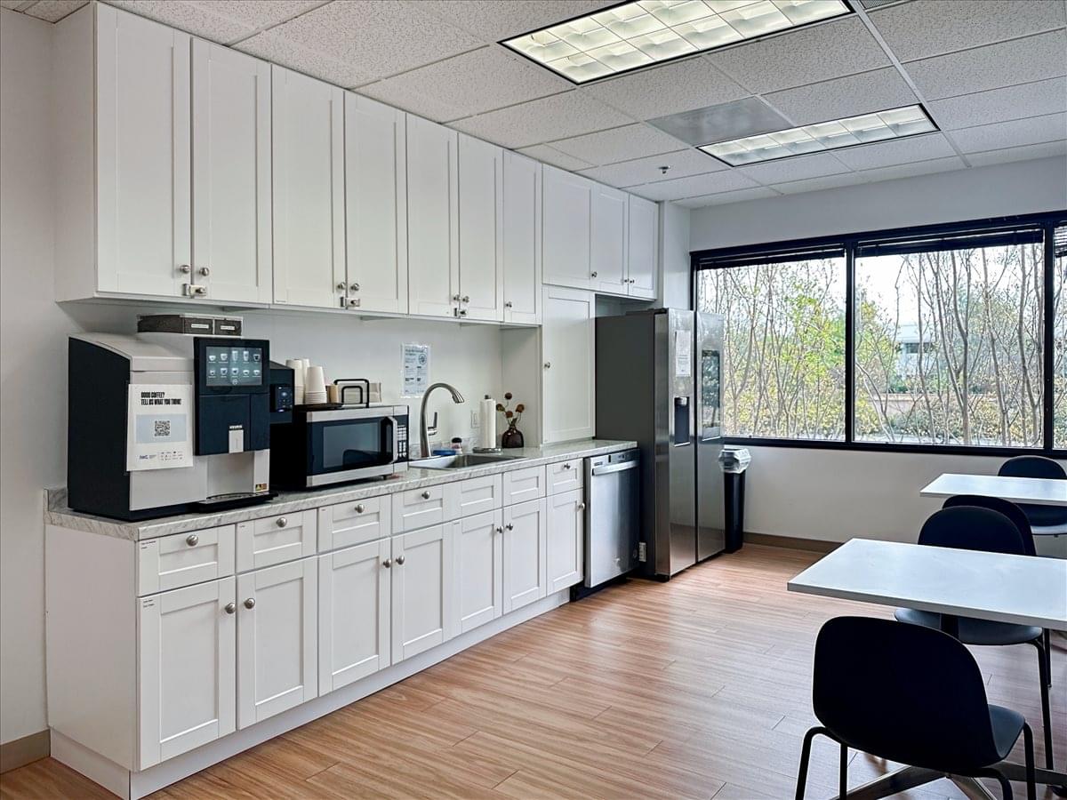 710 Lakeway Drive, Suite 200 Office Images