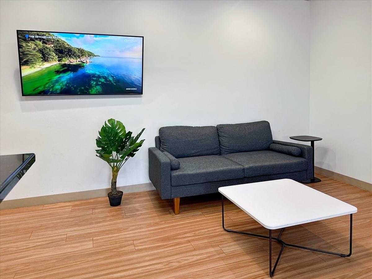 710 Lakeway Drive, Suite 200 Office Images