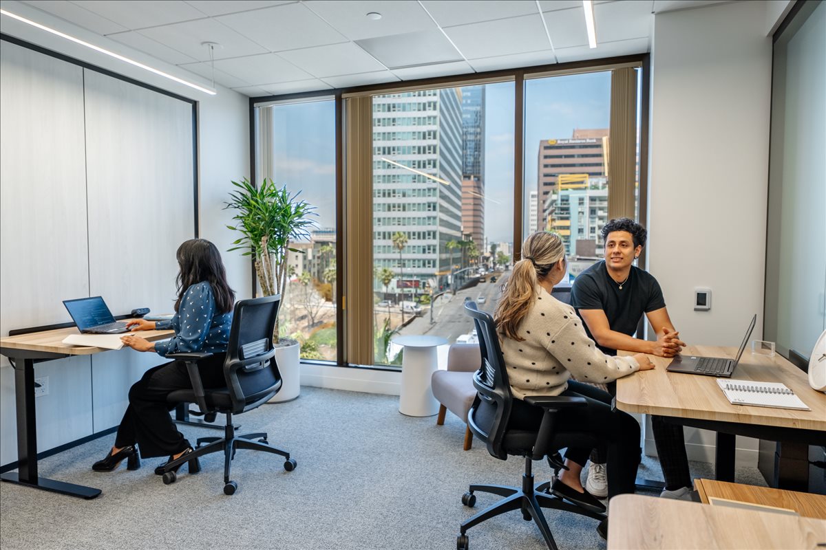 This is a photo of the office space available to rent on 915 Wilshire Boulevard