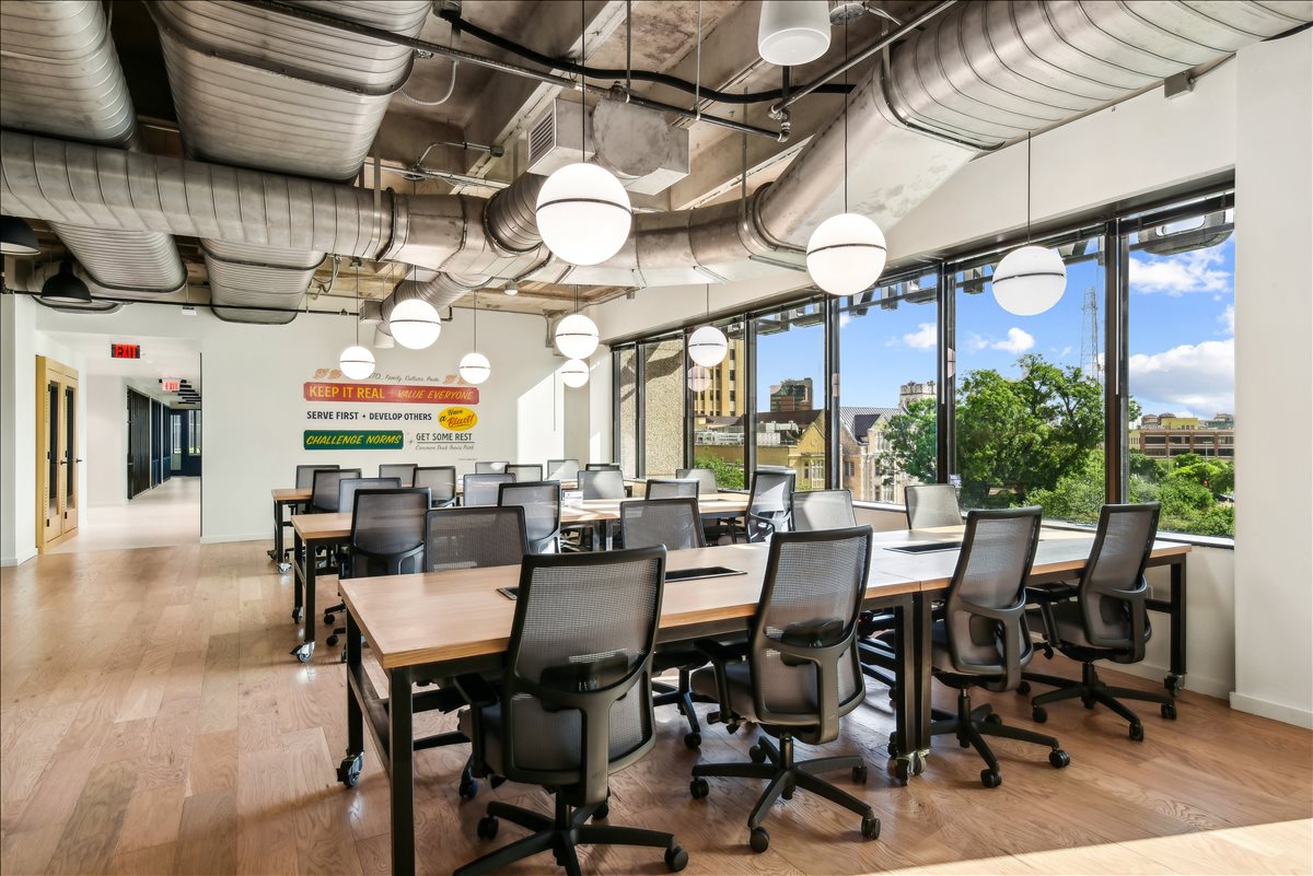 711 Navarro St available for companies in San Antonio