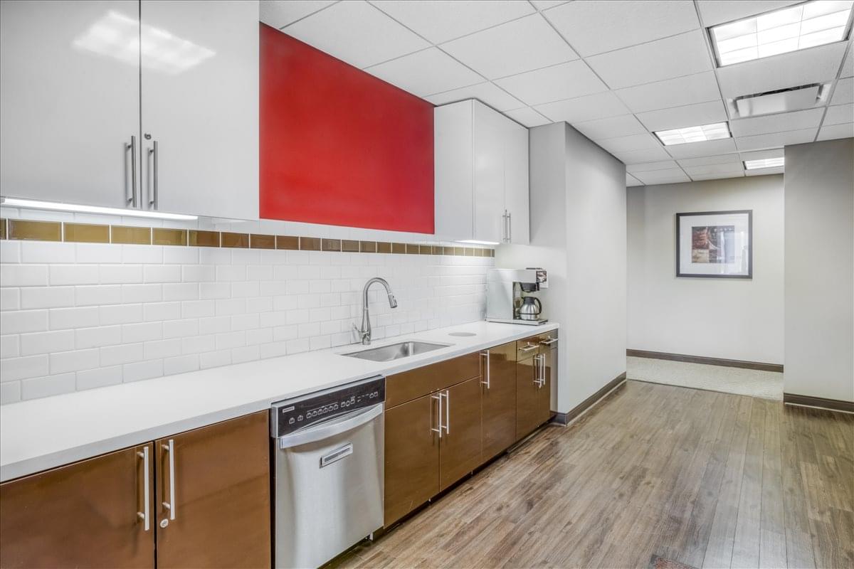 HUB Tower, 699 Walnut St, 4th Fl, Downtown Des Moines Office Space - Des Moines