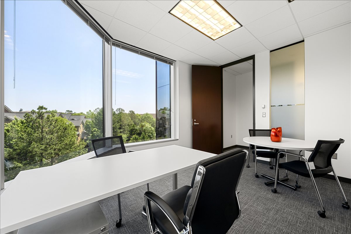 Crown Pointe, 1050 Crown Pointe Pkwy, Dunwoody Office Space - Atlanta